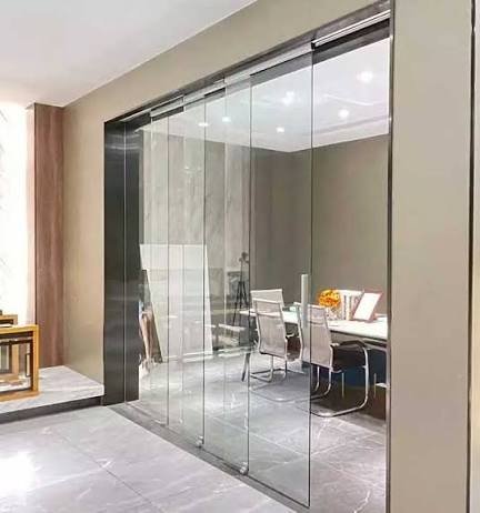 Sliding glass partition opening onto a meeting room